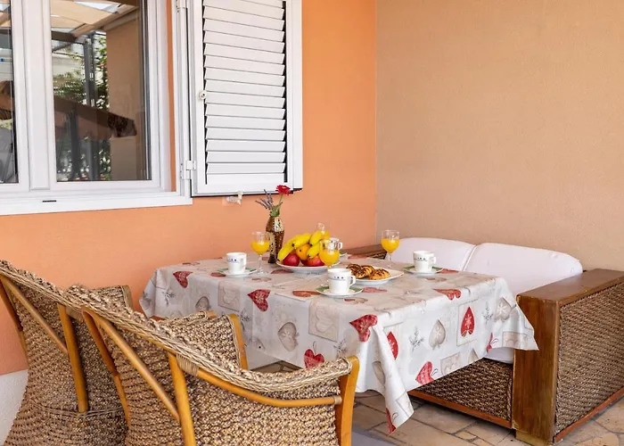 Appartement For 5 Makarska