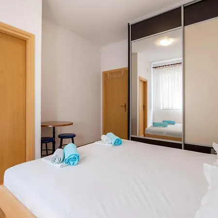 Appartement For 5 Makarska