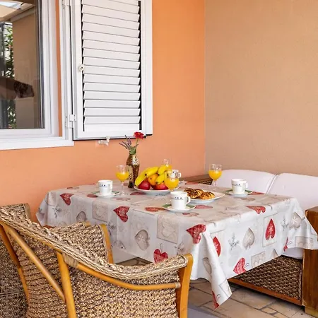Appartement For 5 Makarska