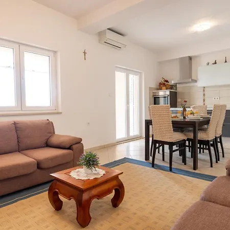 Appartement For 5 Makarska