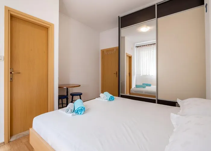 Apartment For 5 Makarska