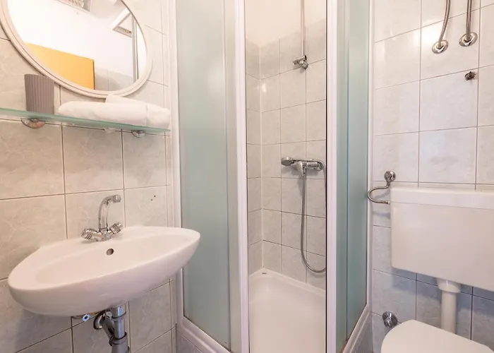 Apartment For 5 Makarska