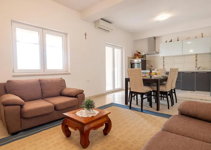 Apartment For 5 Makarska