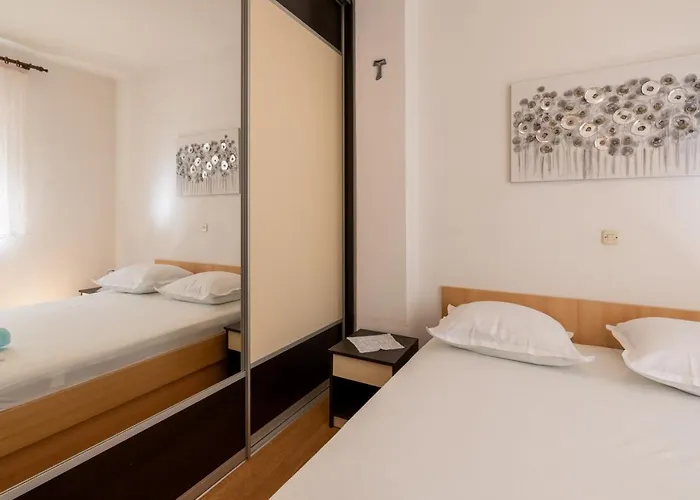 Apartment For 5 Makarska